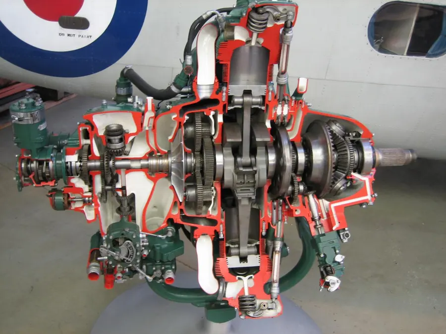 Motor radial em corte didático, mostrando o virabrequim, as bielas e a engrenagem de redução