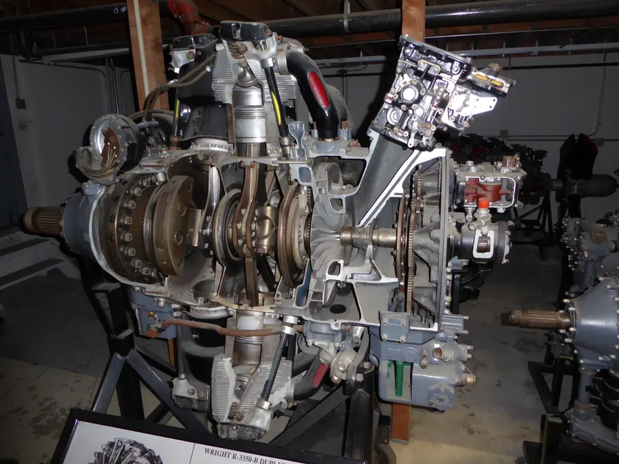 Motor radial Wright R-3350 seccionado em hangar, com o interior do cárter e o trem de engrenagens à vista