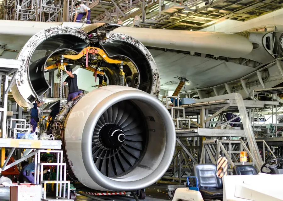 Motor turbofan suspenso por correntes durante a instalação no pylon da asa