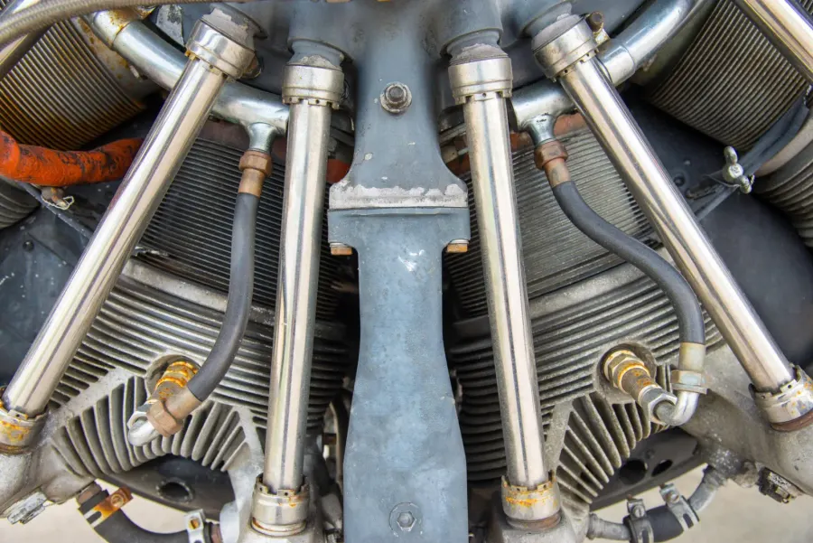 Detalhe de um motor radial aeronáutico mostrando varetas e aletas de refrigeração dos cilindros